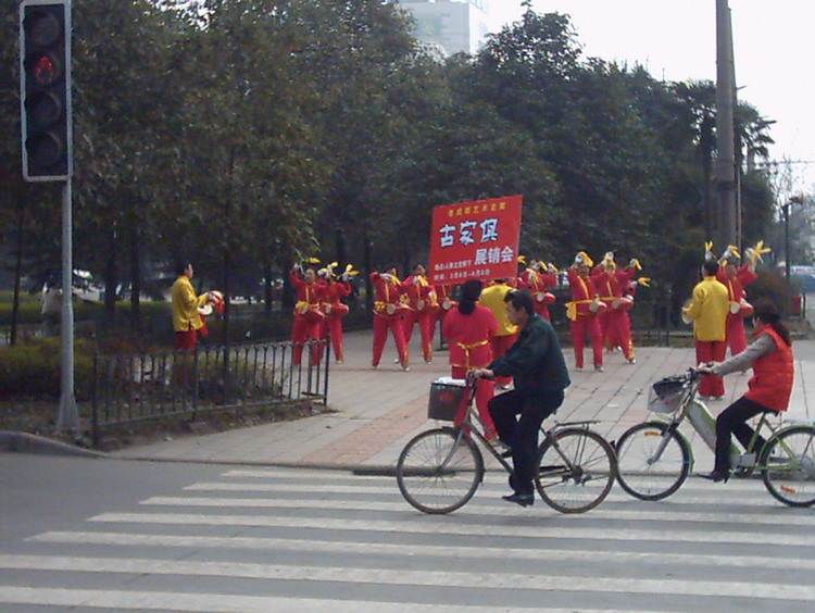 Las animadoras de la vuelta ciclista a China en plena faena.jpg